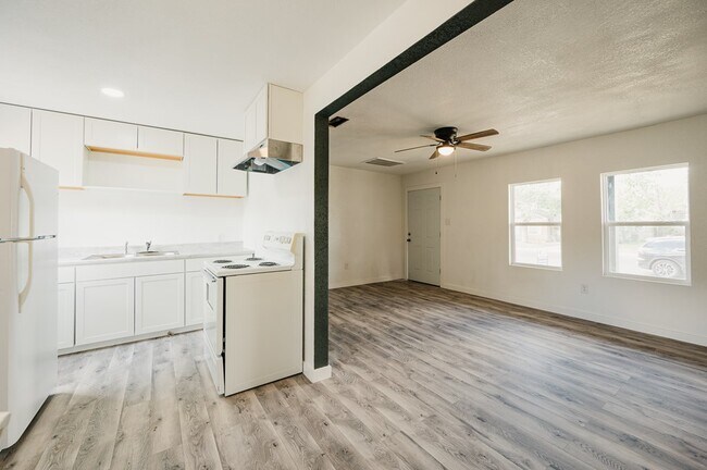 Building Photo - 3106 Eisenhower Rd