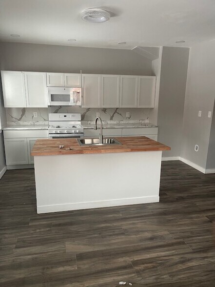 Building Photo - 1438 E 45th St