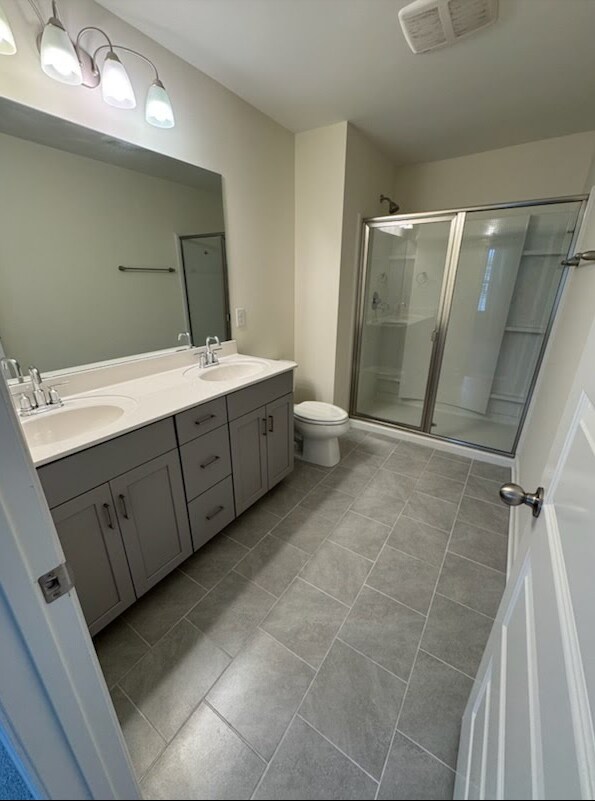 Building Photo - Available for Aug move in. Charming 2-Bedroom Retreat in Hendersonville with 2.5 Baths & Spacious...