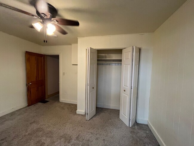 Building Photo - Spacious 4-5 Bedroom, 1.5 Bathroom 2-Story...