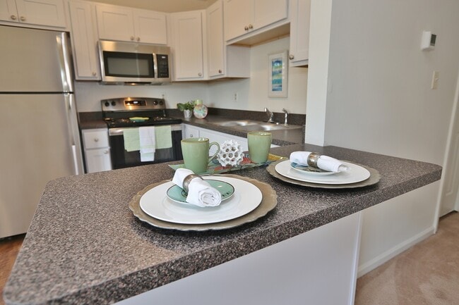 Building Photo - UPDATED & READY 07-14-25! 2-Bedroom 2nd Fl...
