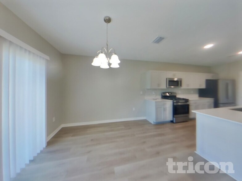 Building Photo - 5475 Summer Sunset Dr