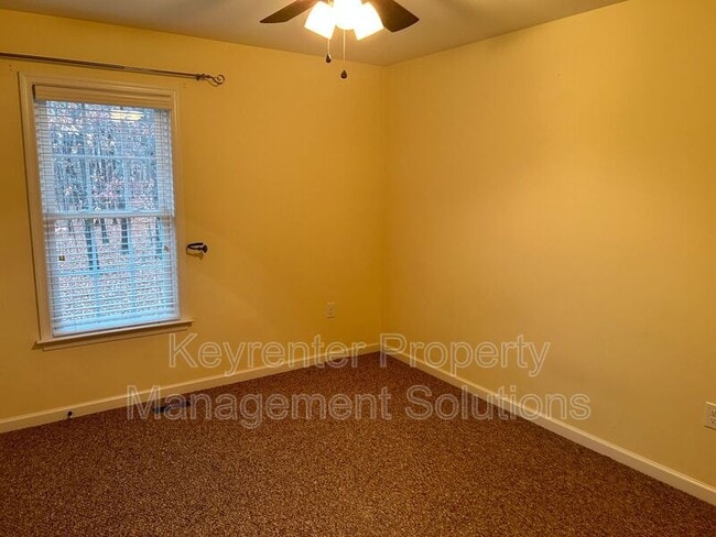 Building Photo - 107 Oakstone Run