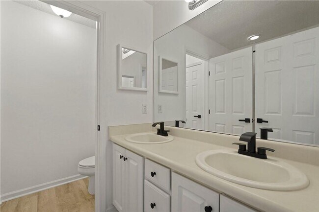 Building Photo - Spacious 3-Bedroom Townhouse in Prime Savannah Location!