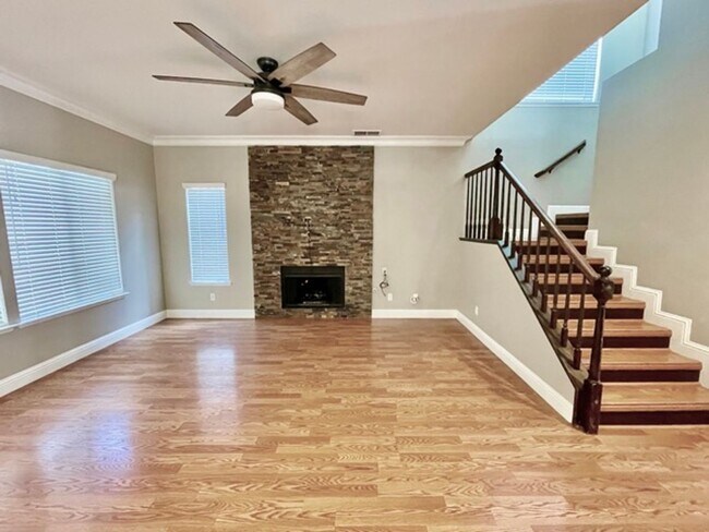 Building Photo - $3,500 Private pool, Solar Panels, 5 Bed, ...