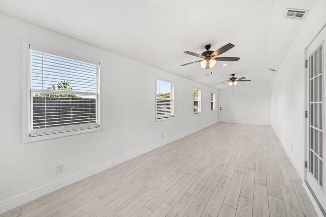 Building Photo - 908 Hibiscus Dr