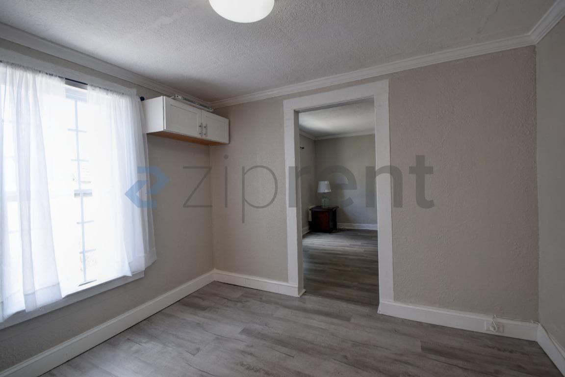 Building Photo - Unit B