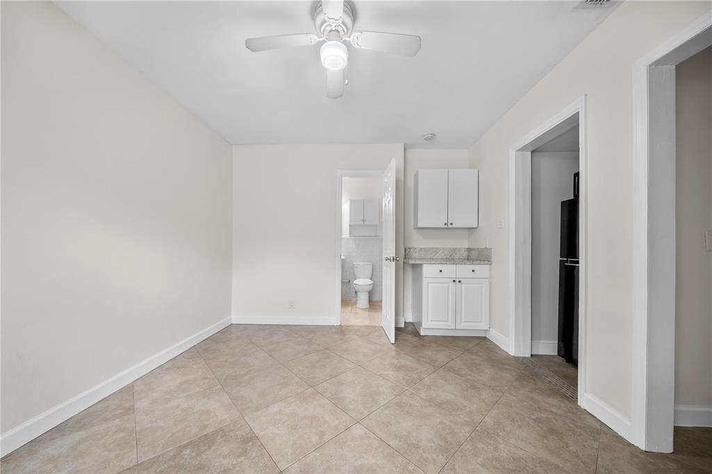 Building Photo - 1041 NE 9th Ave