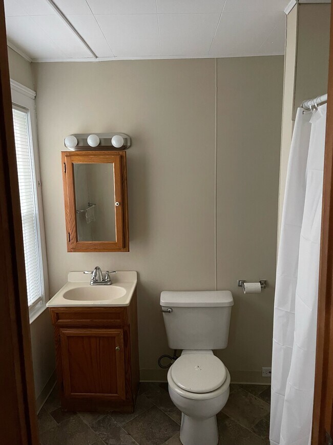 Building Photo - 196 W 6th St