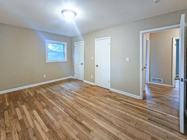 Building Photo - Spacious 4 Bedroom Home Near University Av...