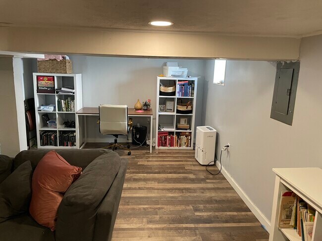 Building Photo - 3124 W Fairview Ave