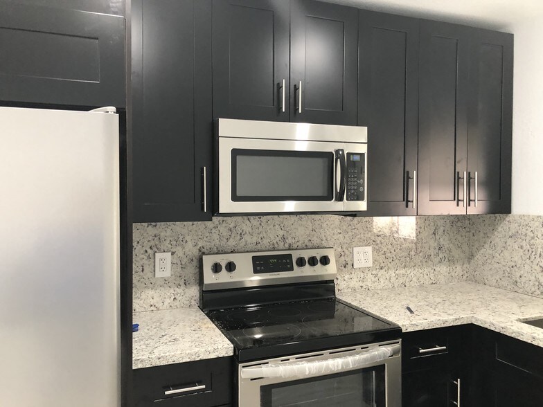 Building Photo - 634 SE 4th Pl