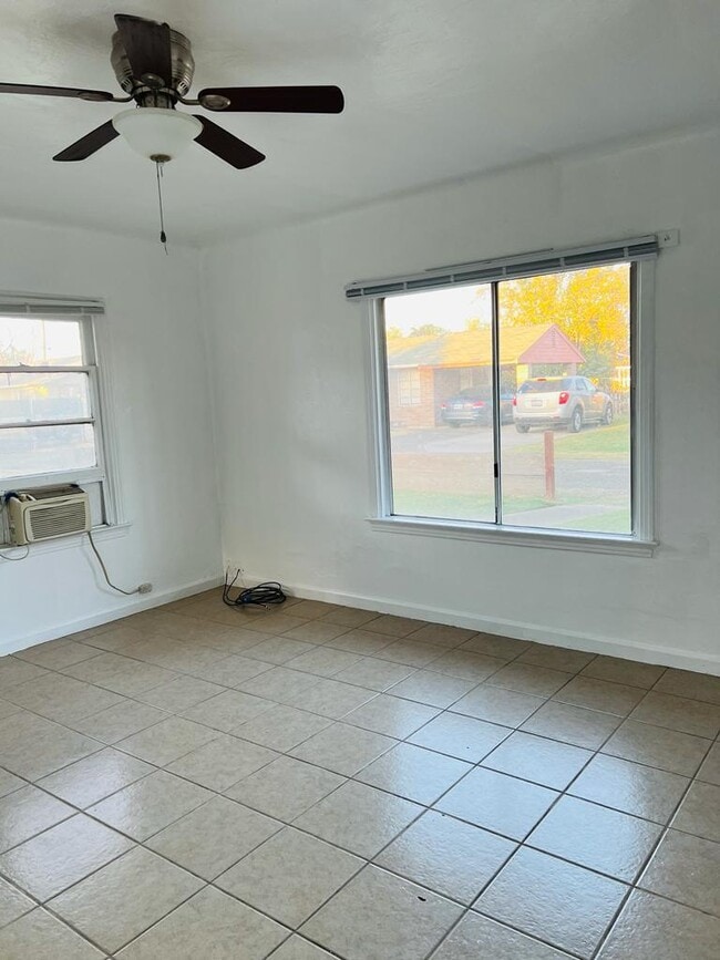 Building Photo - One Bedroom Cottage Available Now