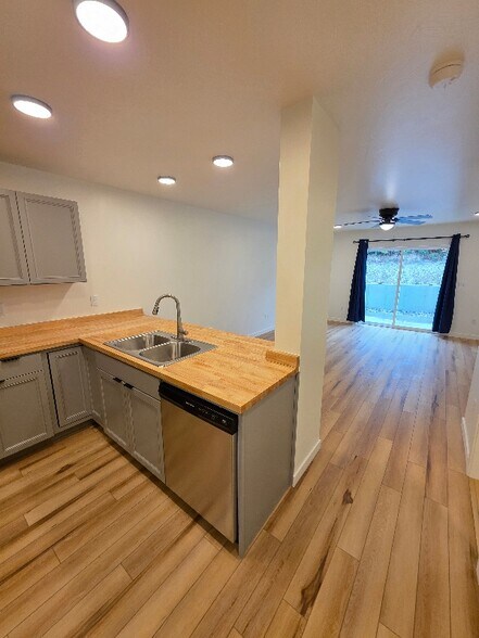 Building Photo - 285 S Helena Ave