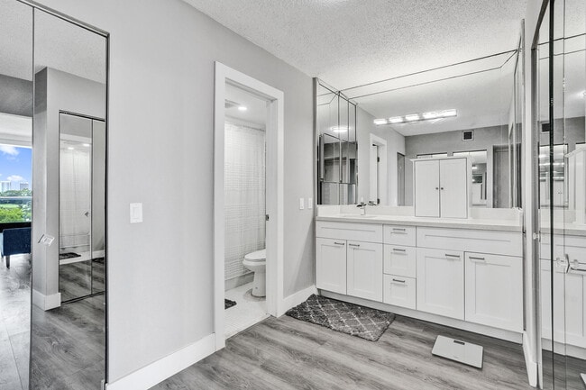 Building Photo - 3701 N Country Club Dr