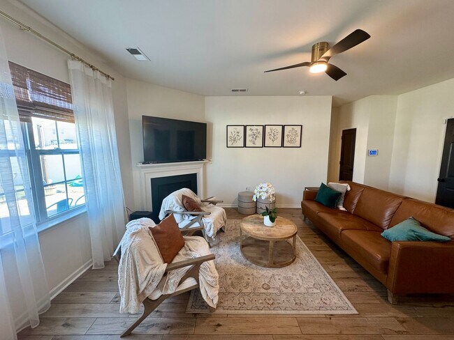 Building Photo - Beautiful 5BR/3BA Home in Roberta Ridge