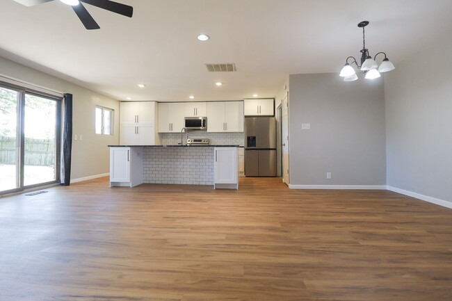 Building Photo - 4 Bedroom Home Available For Immediate Mov...