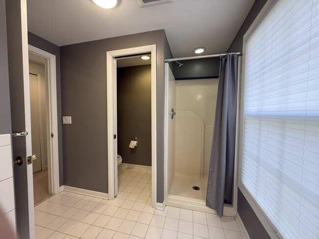 Building Photo - 2447 Roanoke Dr