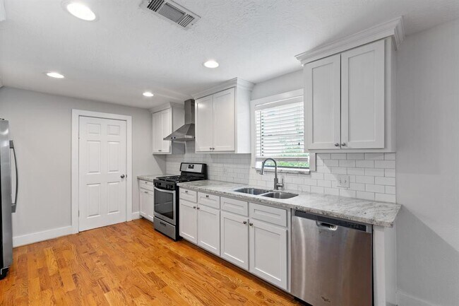 Building Photo - 1305 Idylwild St