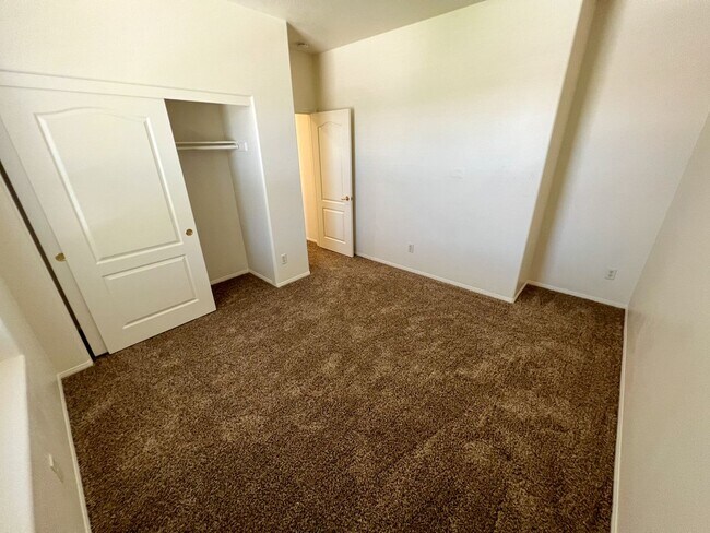 Building Photo - Spacious 4 Bedroom 3 Bathroom Home with 3 ...