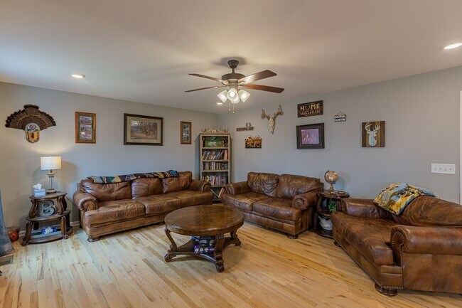 Building Photo - Pet Friendly Three Bedroom!