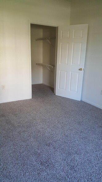 Building Photo - Village Crest