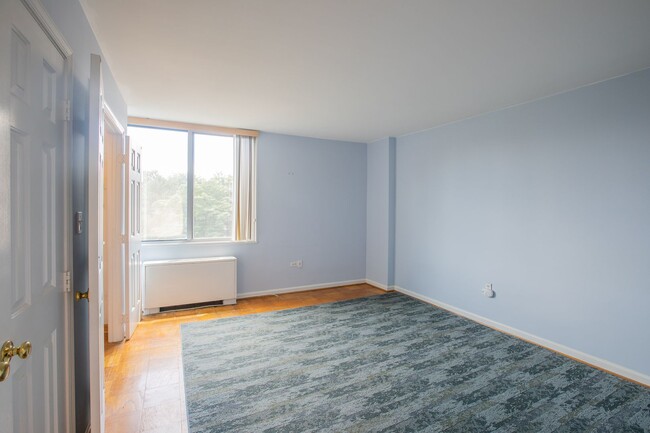 Building Photo - Lovely 1 BR/1 BA Condo in Forest Hills!