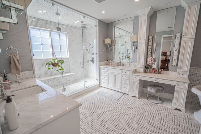 Building Photo - Spectacular 5-Bedroom Home with Private Po...