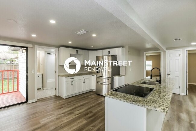 Building Photo - 3 Bedroom Pet-Friendly Home in ST PETERSBURG, FL with Main Street Renewal