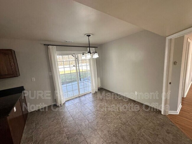 Building Photo - 12115 Landing Green Dr