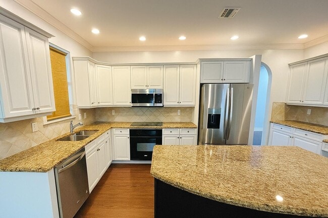 Building Photo - 2768 Shaughnessy Dr