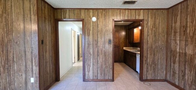 Building Photo - AVAILABLE! 2 Bedroom, 1 Bathroom Duplex in Longview!