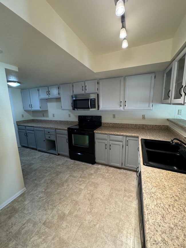 Building Photo - 2 BEDROOM, 2 1/2 BATH TOWNHOME W/2 CAR GAR...