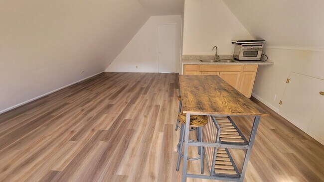 Building Photo - 2028 Linden Dr