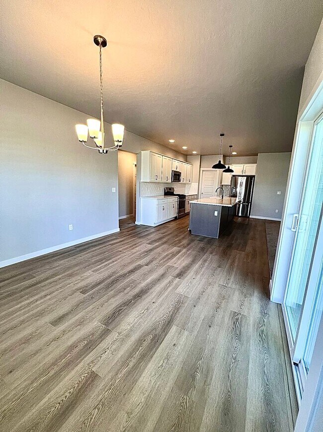 Building Photo - 4 Bedroom 2 bath 3 Car Garage Single Level Meridian.