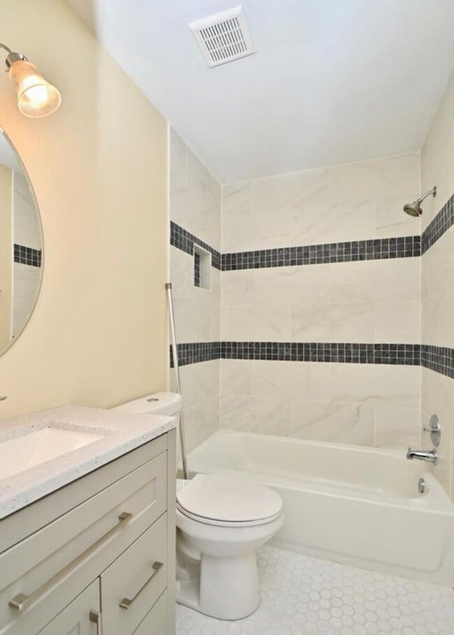 Building Photo - 16501 Accolawn Rd