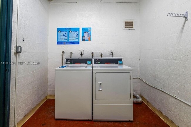 Building Photo - 3140 S Ocean Dr