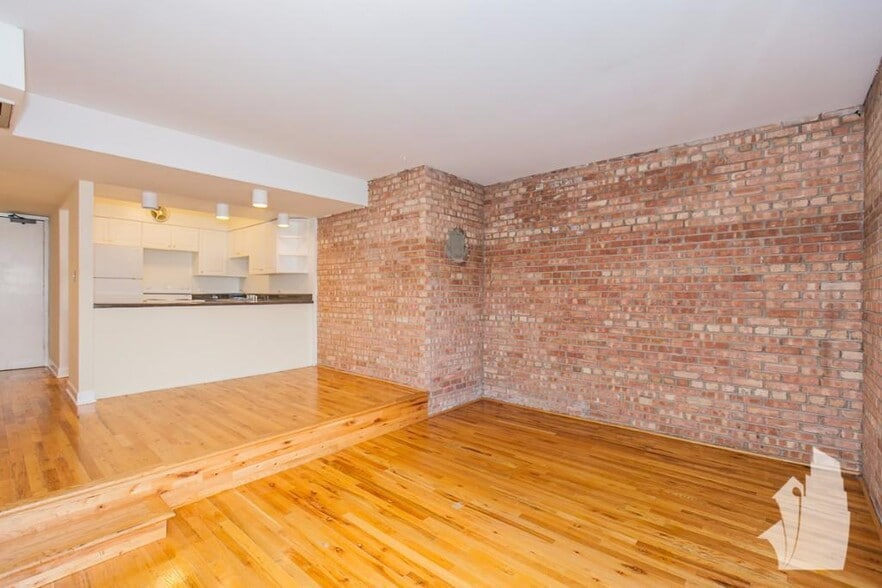 Building Photo - 1220 N La Salle Dr