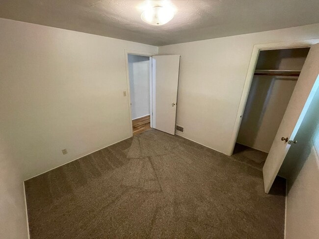 Building Photo - Fantastic SE Salem location!