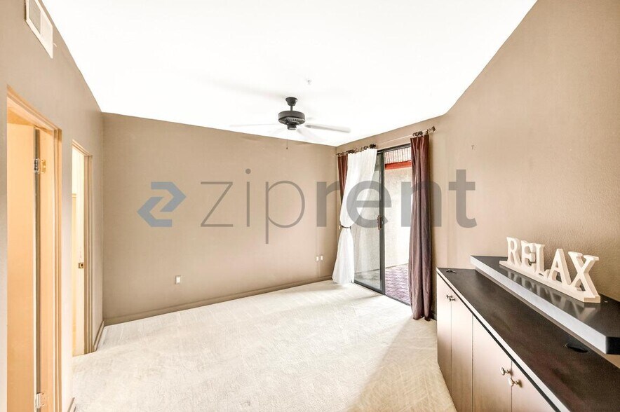 Building Photo - 1010 E Palm Canyon Dr