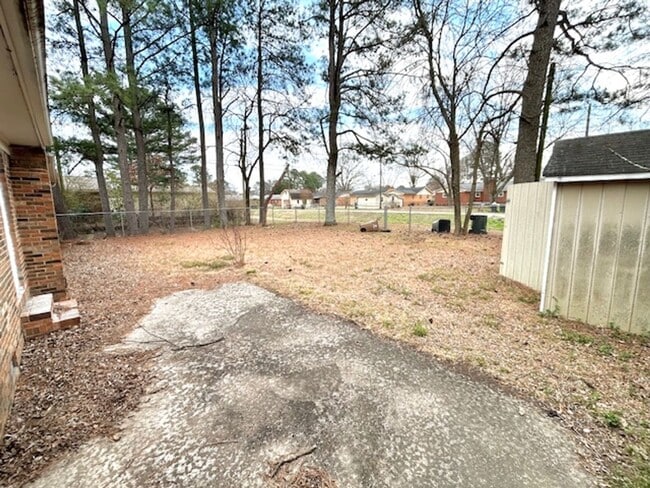 Building Photo - Move-In Ready 3 Bedroom Home with Garage & Private Yard