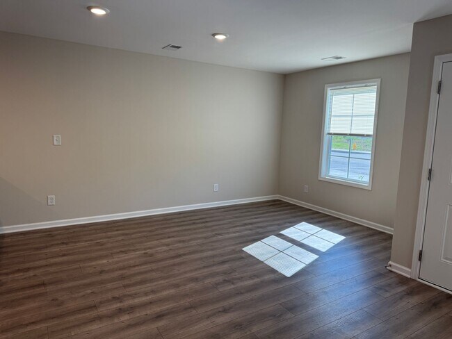 Building Photo - 205 Mountaindale Dr