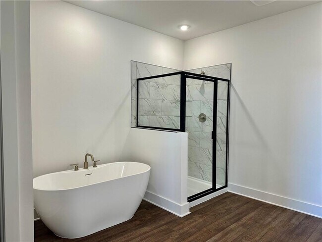 Building Photo - 2421 Longfellow Dr