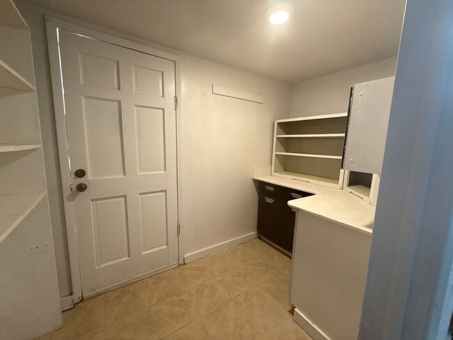 Building Photo - 809 Spruce Ave
