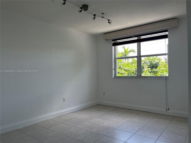 Building Photo - 1824 Brickell Ave