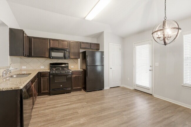 Building Photo - 4 Bed, No Carpet Home in Kyle, Available for Immediate Move-In