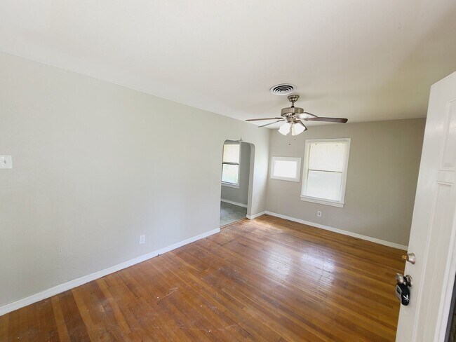 Building Photo - Three Bedroom One Bathroom Cottage in Palmetto Park, St. Petersburg
