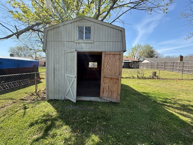 Building Photo - Three Bed 1 Bath Home in Broken Arrow with Shed