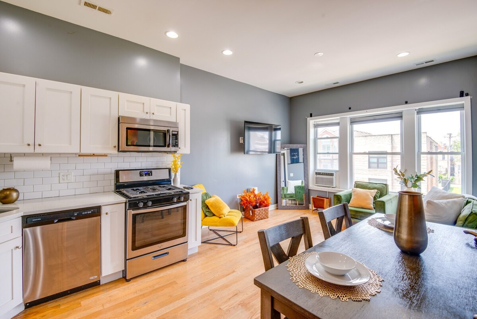 Building Photo - 4241 S Langley Ave