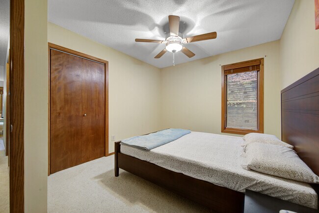 Building Photo - 15 Magnolia Ln N